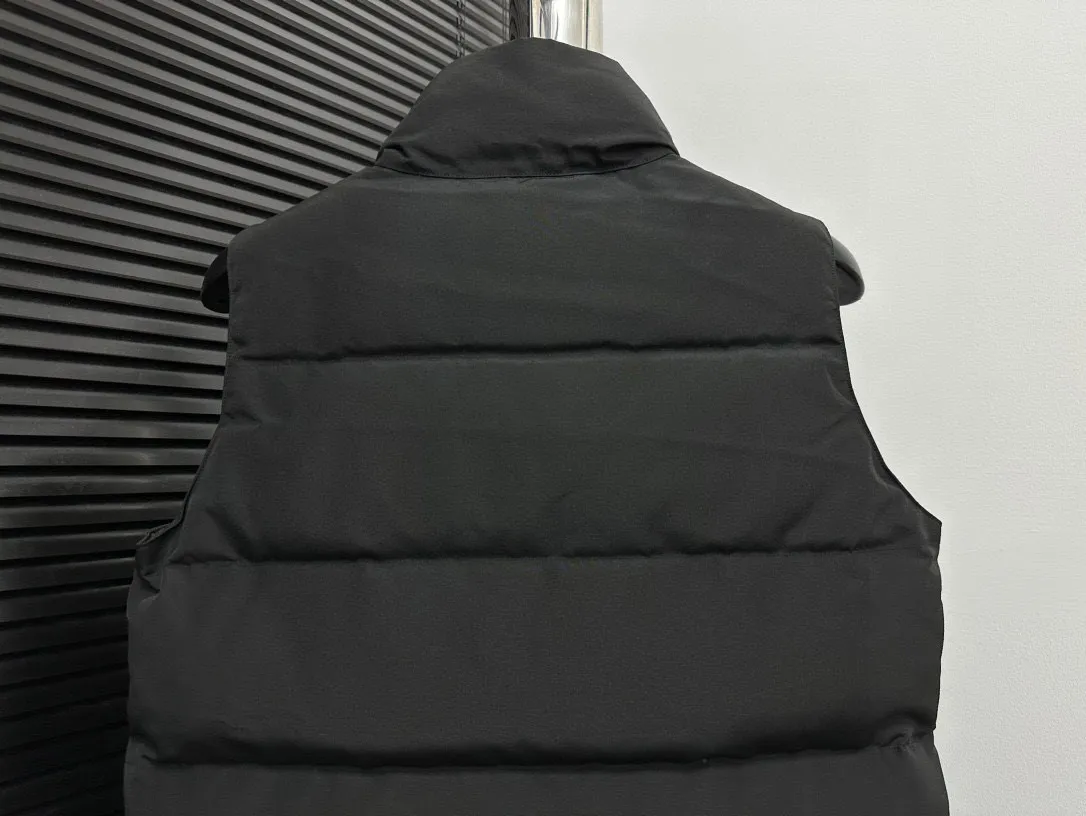 P360 [Canada Goose] Canada Goose #Freestyle Crew 4154M Men’s and Women’s Vest Down# ➖ Imported Behringer embroidery machine with customized 10,000-needle embroidery logo! ➖ Imported 21-count polyester-cotton blended original fabric, using Feather-Light 10D waterproof coating fabric, made of 84.5% polyester fiber and 15.5% cotton, 100% the best feel in the entire network! ➖ The genuine official website uses the national standard 80 white duck down, and will never be misled by false claims such as 90 down or goose down! ➖ 100% nylon nylon lining with double double-layer sealing design to prevent velvet from running away. Top-grade polar fleece is used in the collar and pockets to keep warm and comfortable! ➖ Yoshida YKK provides original custom-made electroplated sliders. YKK two-way lockable zippers are tight and smooth and will not peel off paint! ➖ 3M composite original Velcro is durable, and all accessories and hardware are disassembled and customized! ⛔No slander, no exaggeration, no need for too much copywriting, because it is focused, it is professional!  SIZE: XS S M L XL XXL